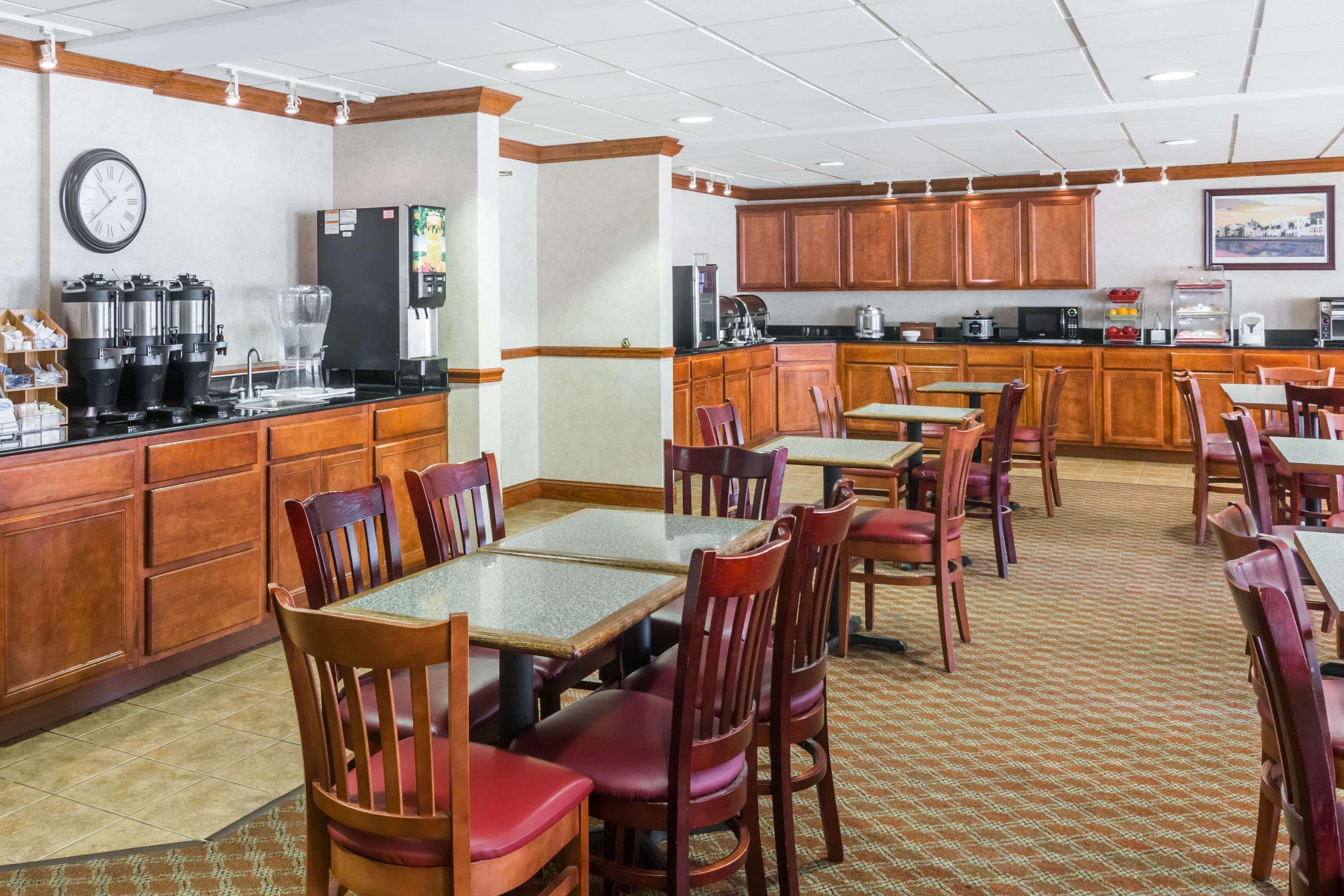 Clarion Pointe Charleston - West Ashley Hotel Exterior photo