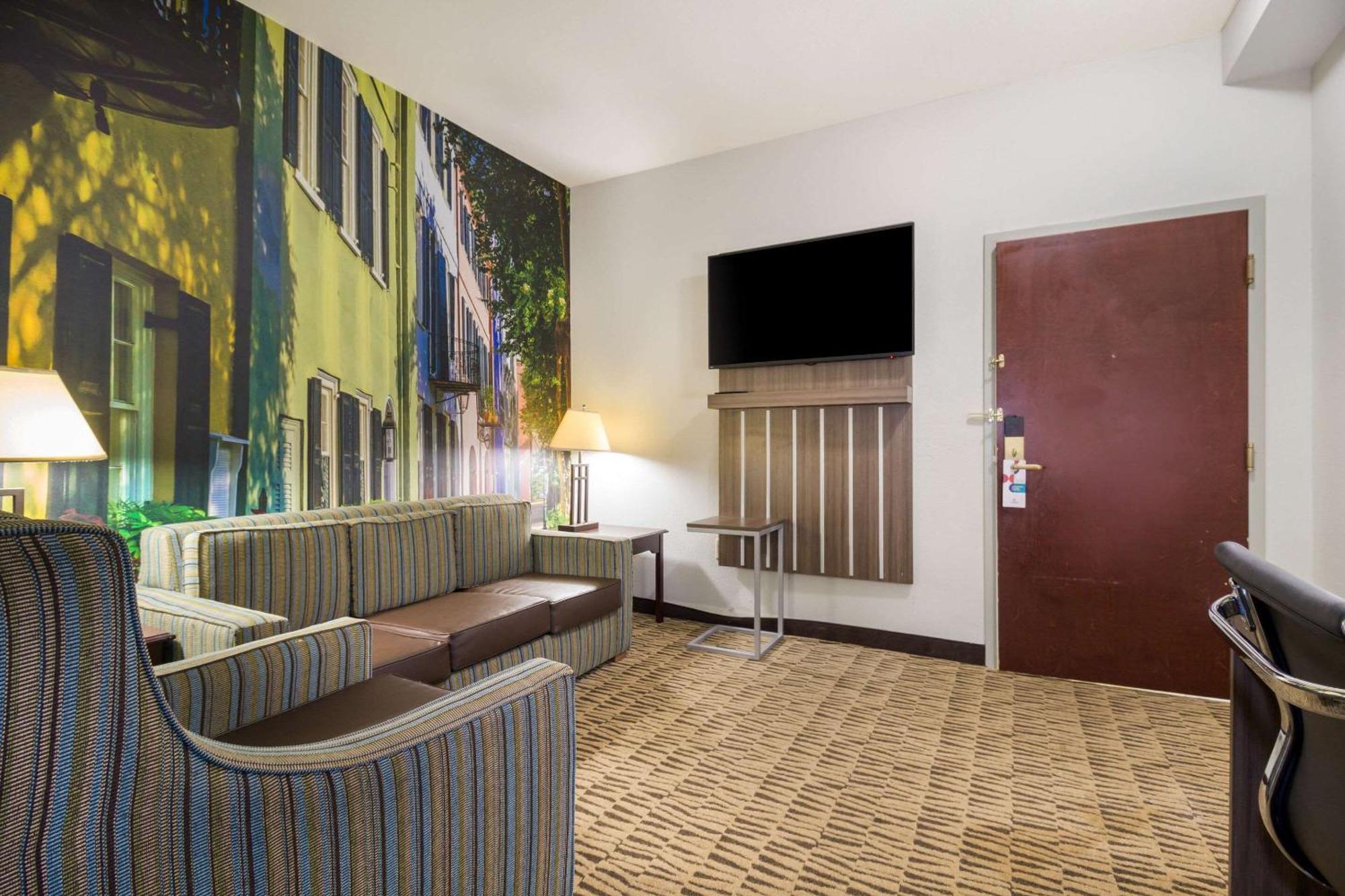 Clarion Pointe Charleston - West Ashley Hotel Exterior photo