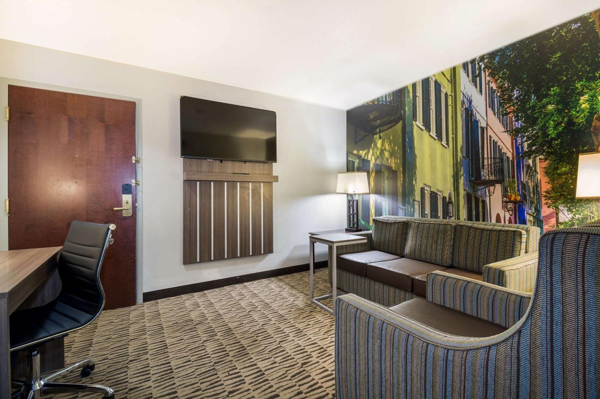 Clarion Pointe Charleston - West Ashley Hotel Exterior photo